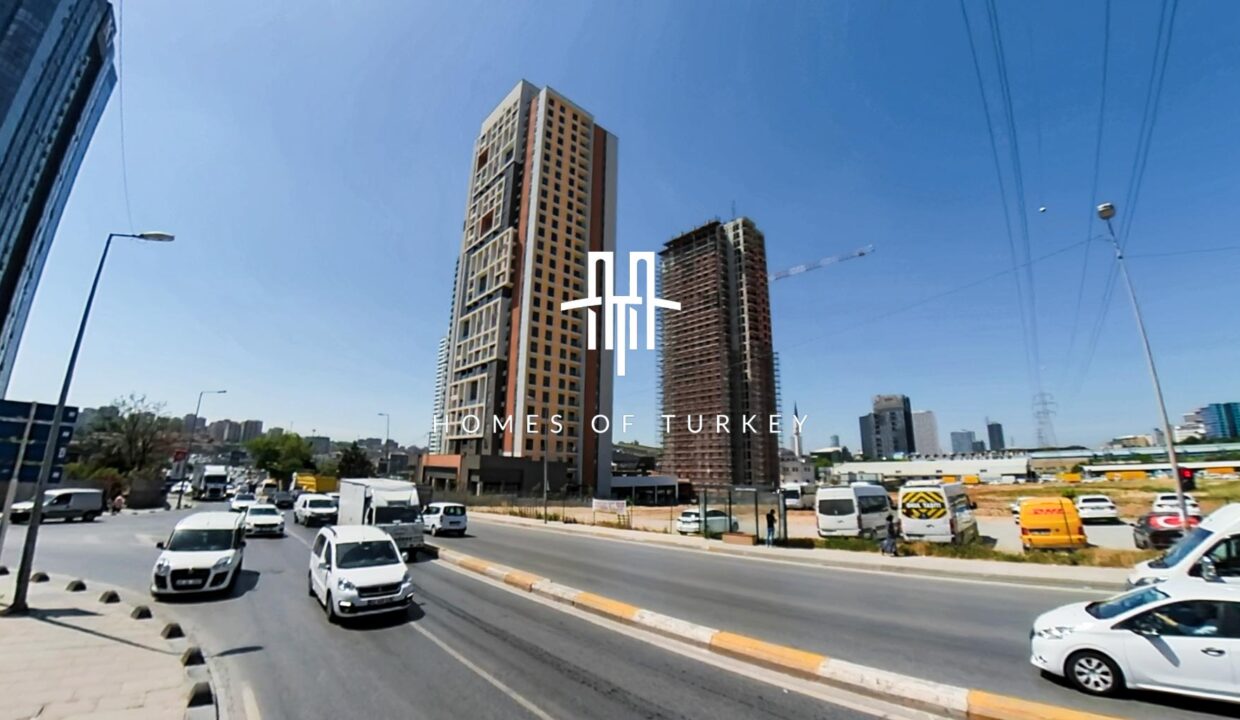 Apartments for Sale in a Complex Next to the Metro in Bagcilar, Istanbul 1,
