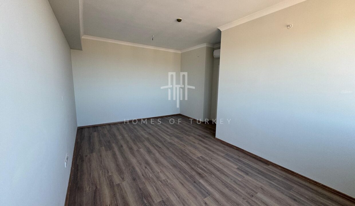 Ready to Use Flats in a Safe Complex with a Pool in Kartal 10