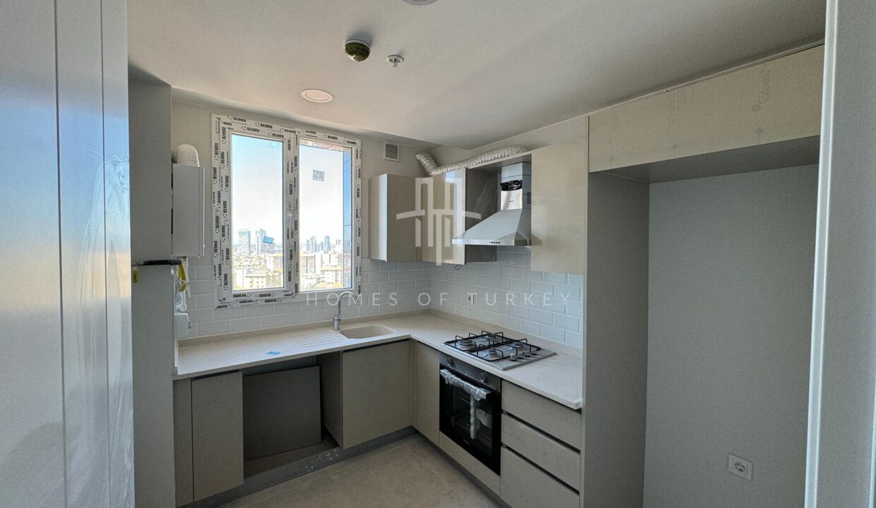 Ready to Use Flats in a Safe Complex with a Pool in Kartal 11