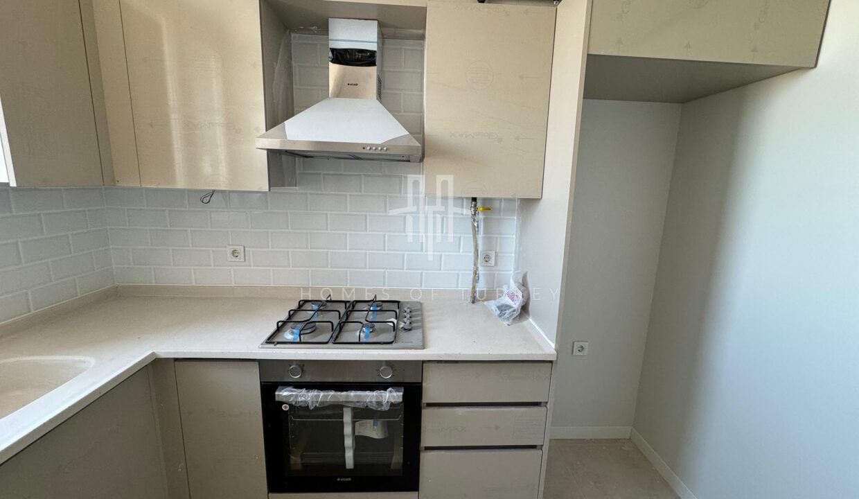Ready to Use Flats in a Safe Complex with a Pool in Kartal 12