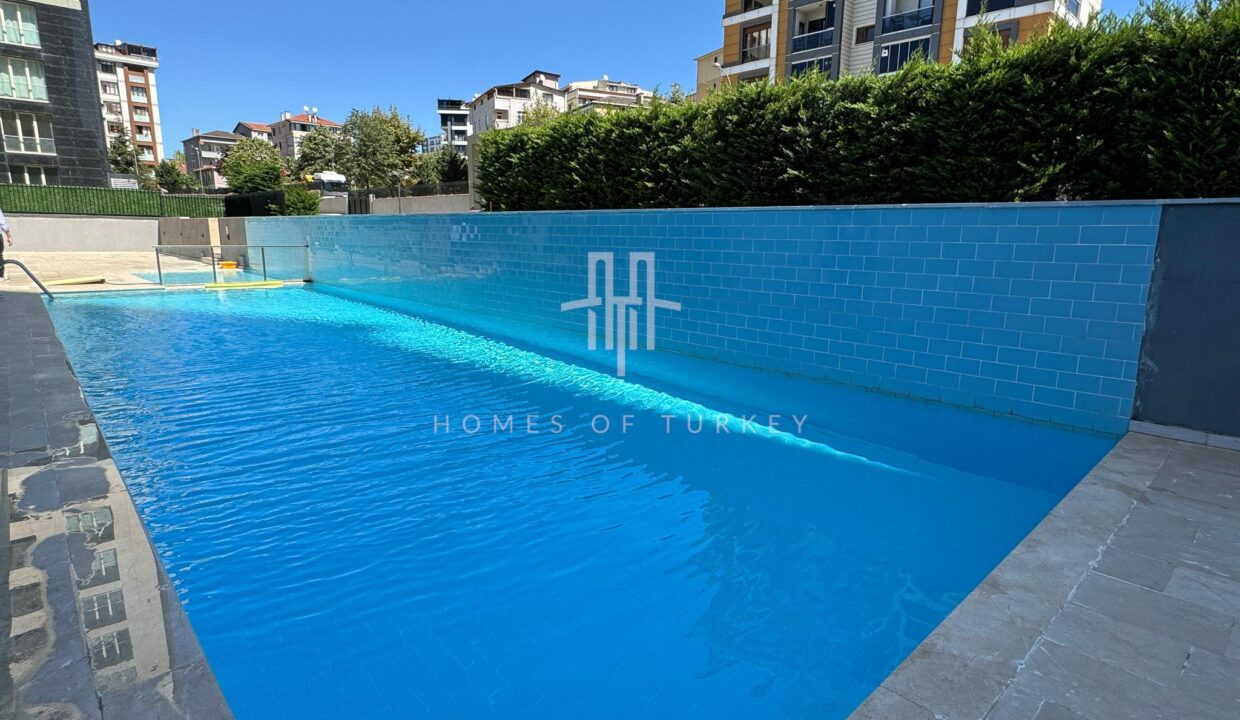 Ready to Use Flats in a Safe Complex with a Pool in Kartal 28