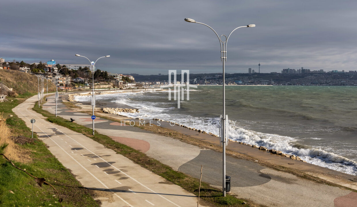 Sea View and Apartments with a Garden in a Luxury Complex by the Beach in Büyükcekmece 10