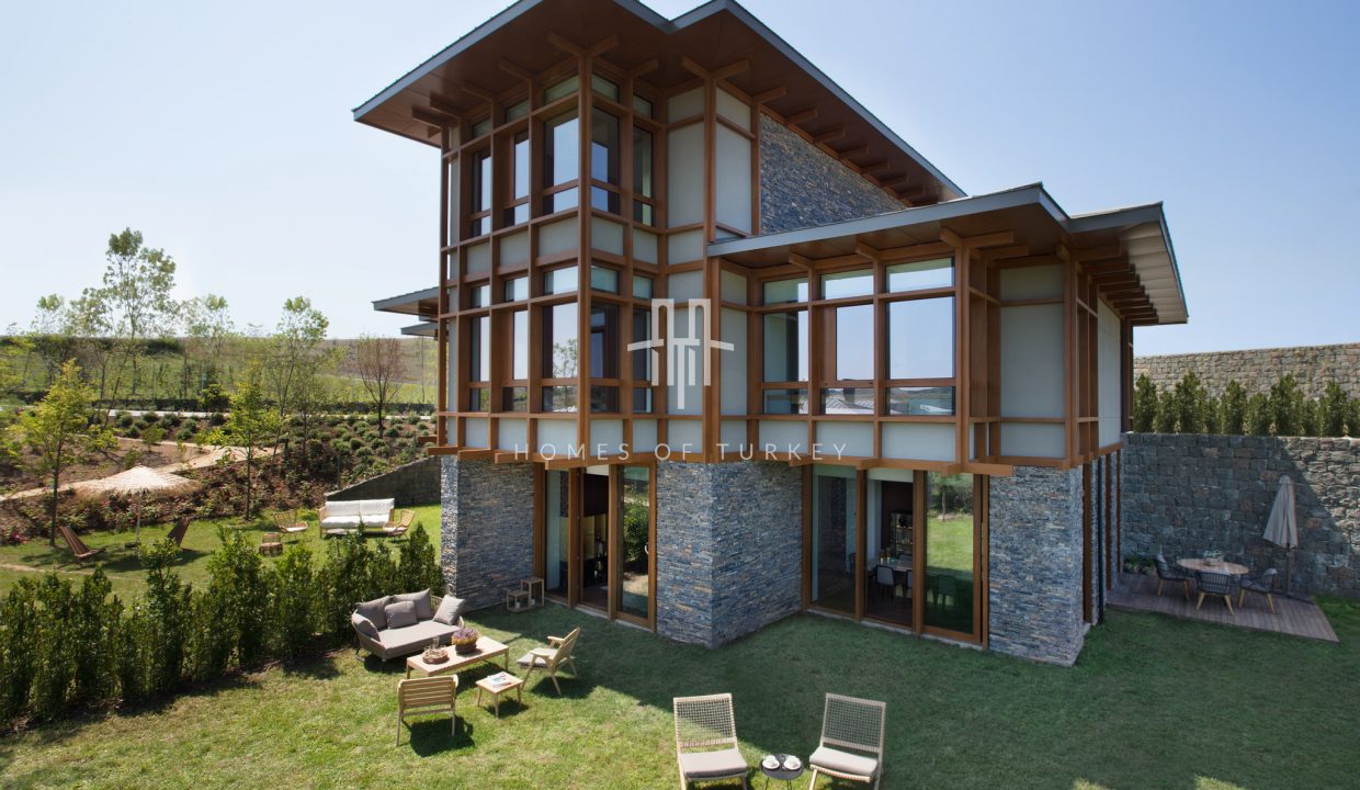 Detached Villas Intertwined with Nature in Riva 1