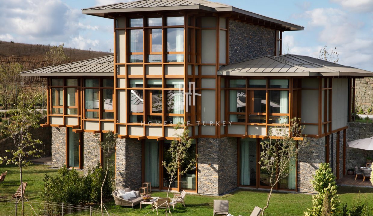 Detached Villas Intertwined with Nature in Riva 2