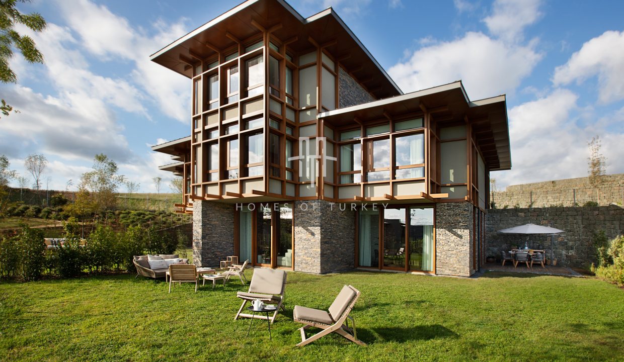 Detached Villas Intertwined with Nature in Riva 3