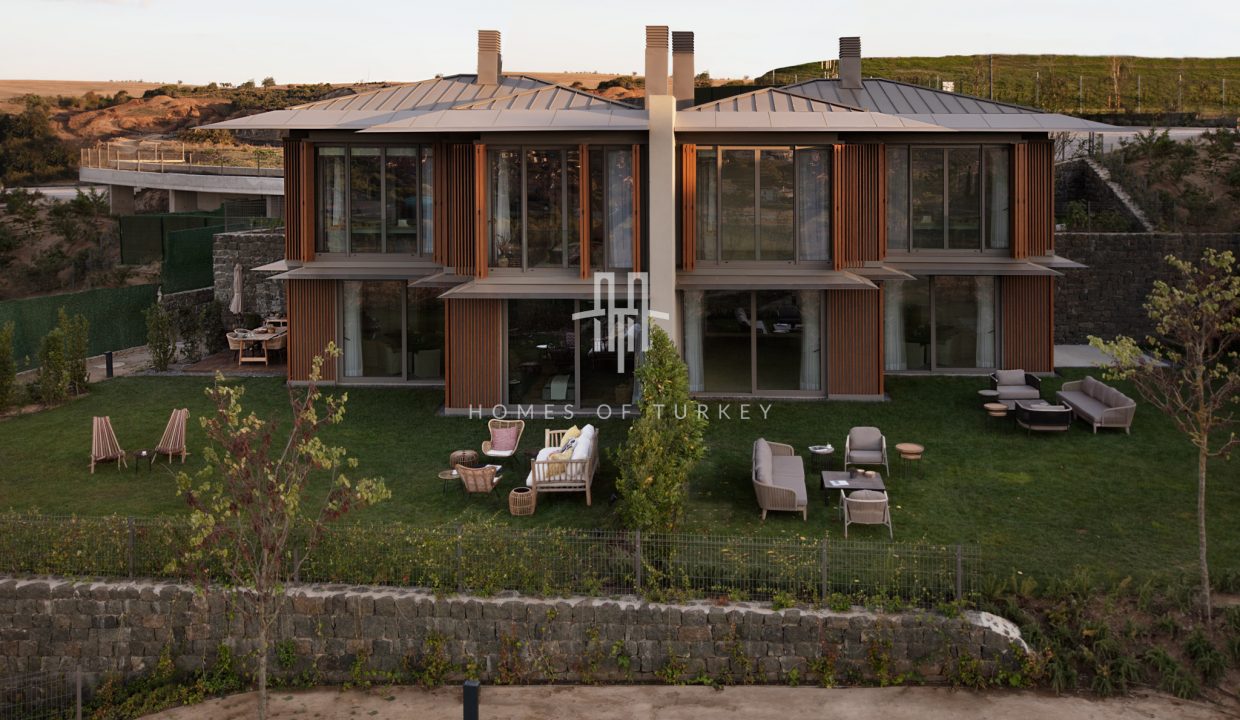 Detached Villas Intertwined with Nature in Riva 5
