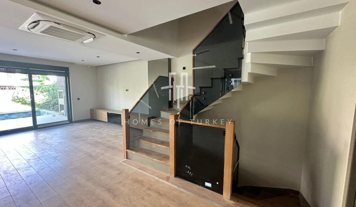 Ultra Luxury Villa with Private Pool and Garden in Konyaaltı, Antalya 4
