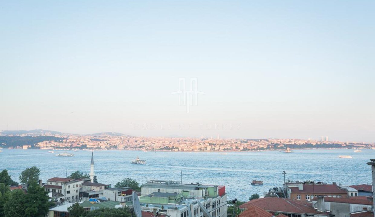 3-bedroom apartment with panoramic Bosphorus view and elevator in Beyoğlu 1