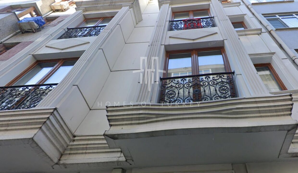 Apartment for Sale in Fatih, Istanbul, Within Walking Distance to Shopping Mall and Metro Station 1