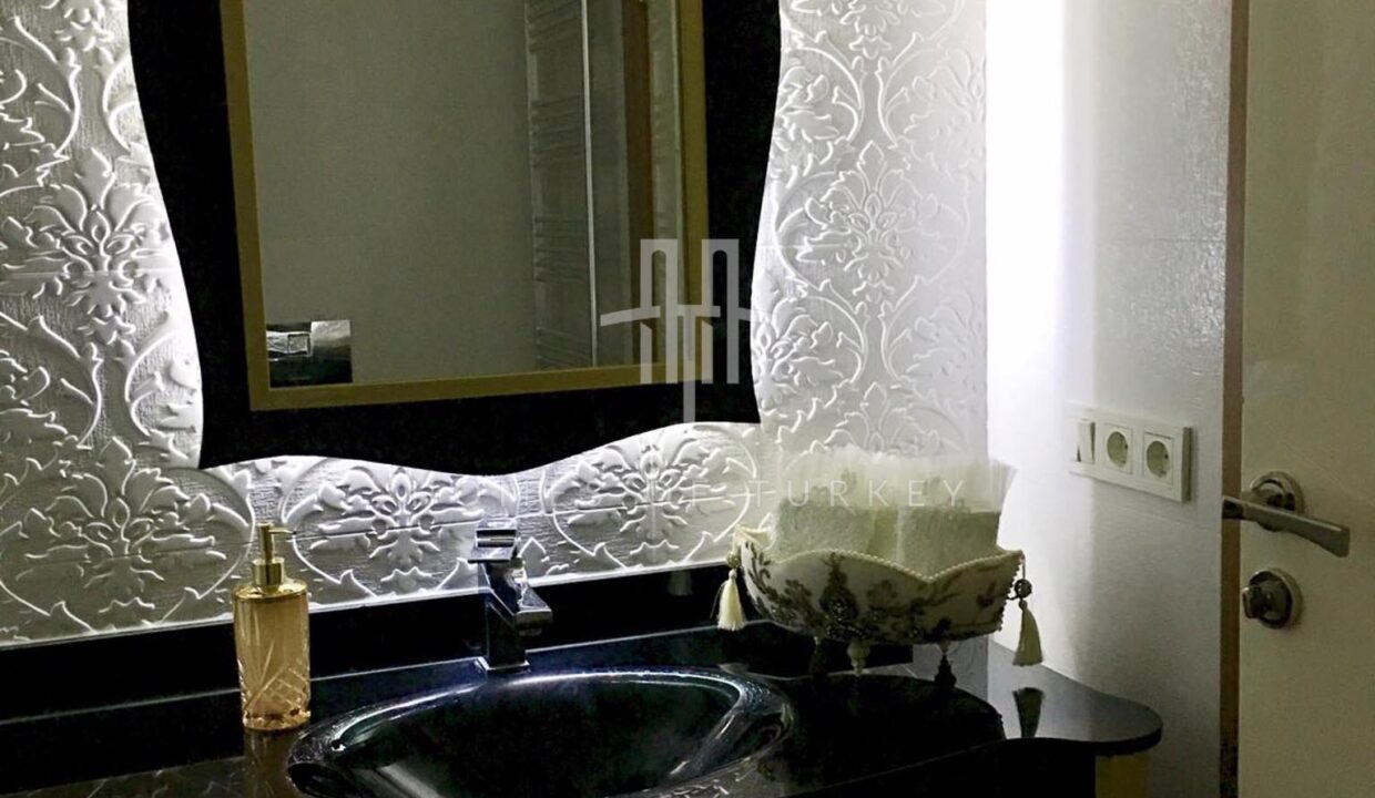 Apartment for Sale in Fatih, Istanbul, Within Walking Distance to Shopping Mall and Metro Station 19