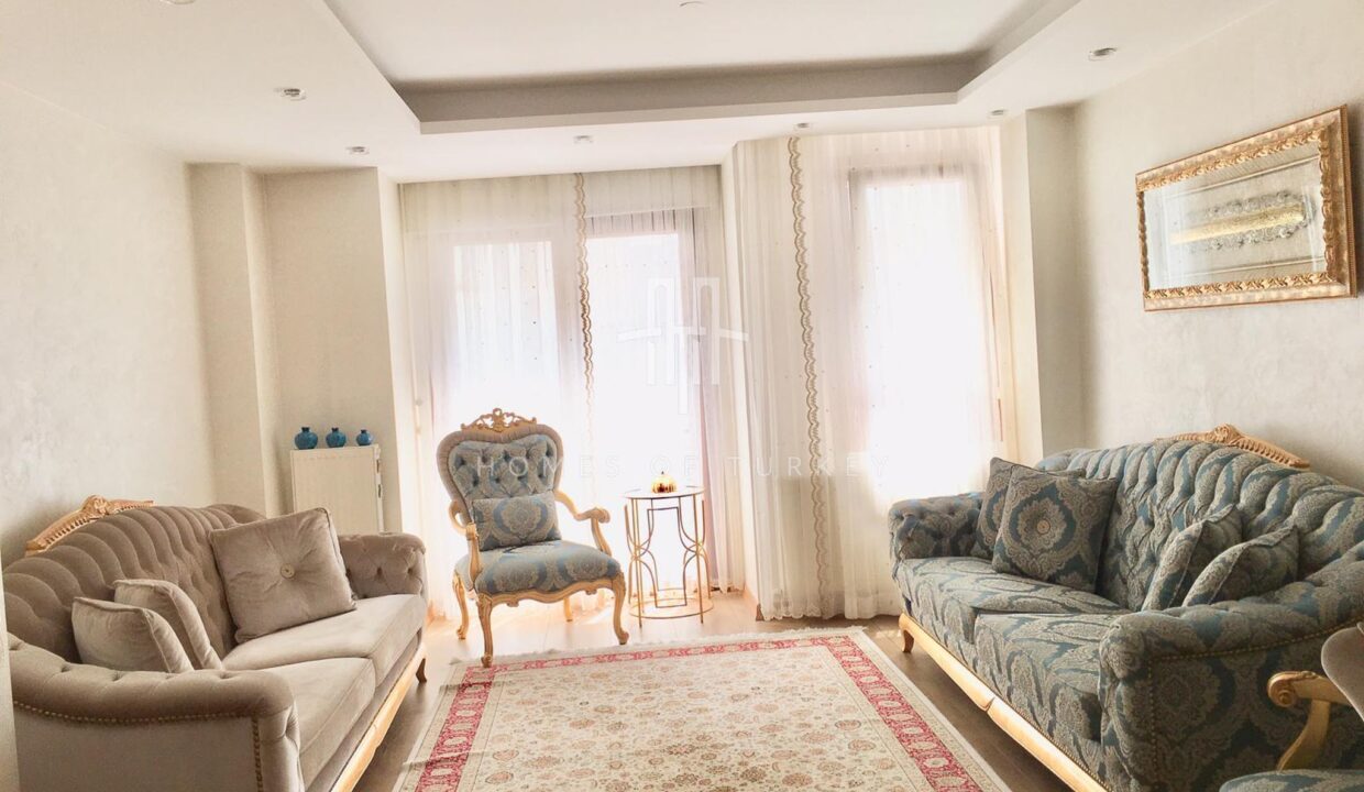 Apartment for Sale in Fatih, Istanbul, Within Walking Distance to Shopping Mall and Metro Station 2