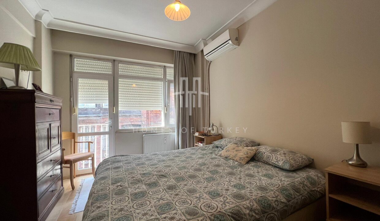 Apartment with Balcony and Bosphorus Views in Beyoglu, Cihangir 14