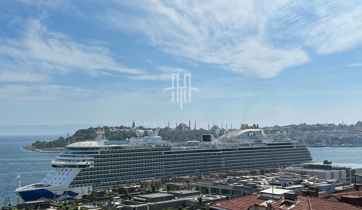 Apartment with Balcony and Bosphorus Views in Beyoglu, Cihangir 2,