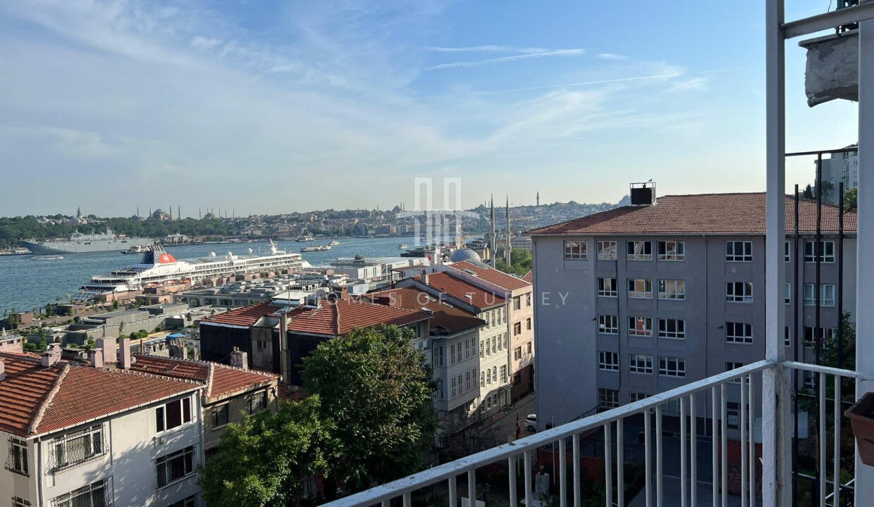 Apartment with Balcony and Bosphorus Views in Beyoglu, Cihangir 4