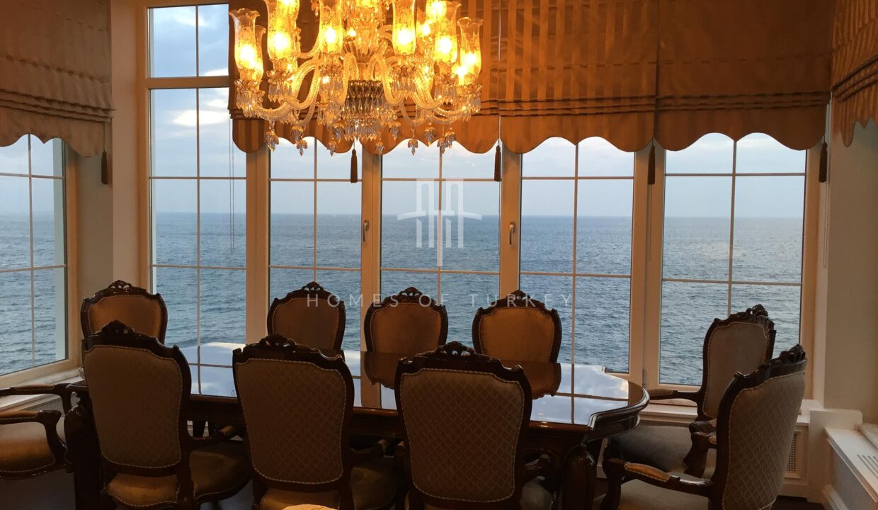 Luxury Beachfront Mansion for Sale with Panoramic Sea View in Yalova 1