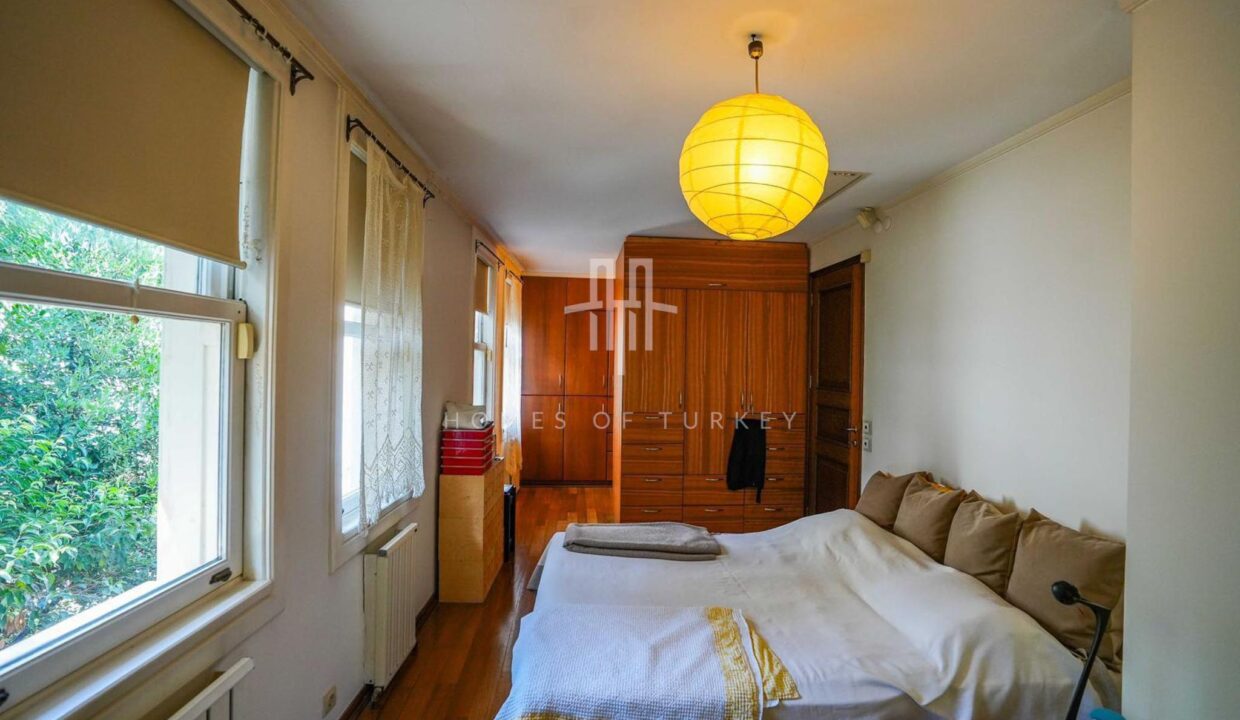 Istanbul, Detached Villa for Sale with Partial Bosphorus View in Sariyer 16