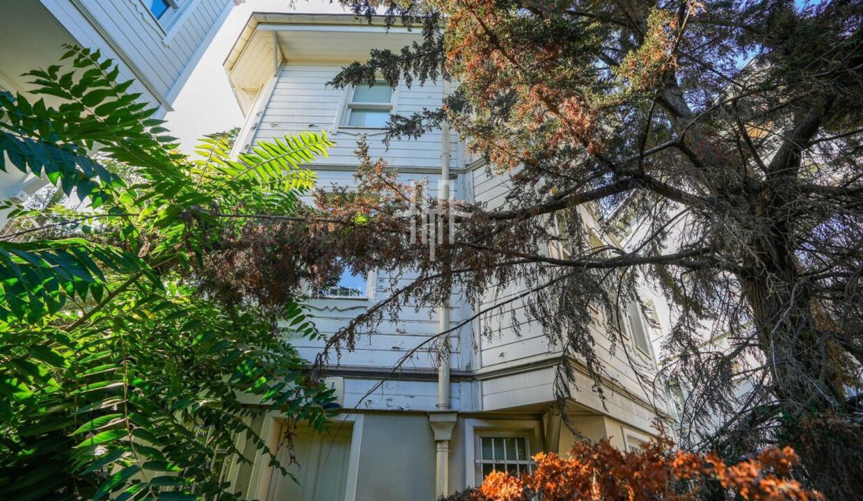 Istanbul, Detached Villa for Sale with Partial Bosphorus View in Sariyer 6