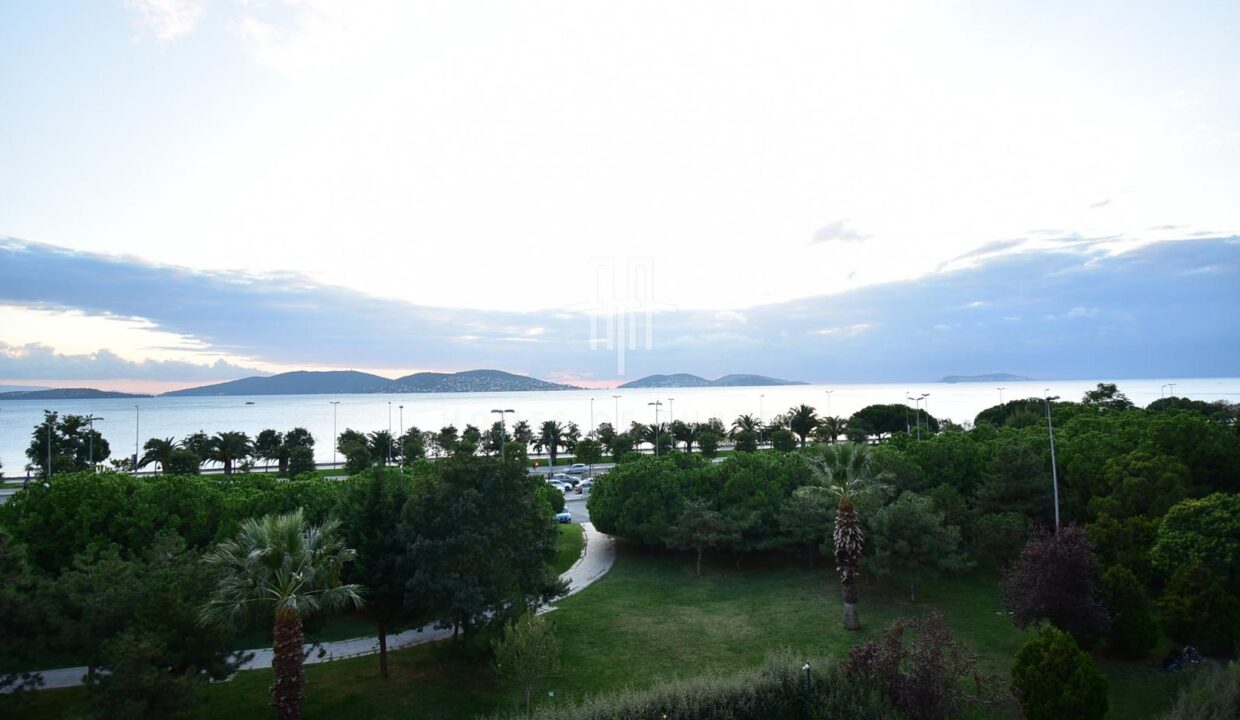 4+1 Apartment for Sale with Panoramic Sea and Island View in Kartal, Istanbul 1