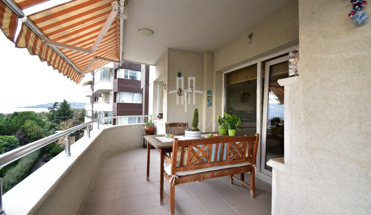 4+1 Apartment for Sale with Panoramic Sea and Island View in Kartal, Istanbul 2