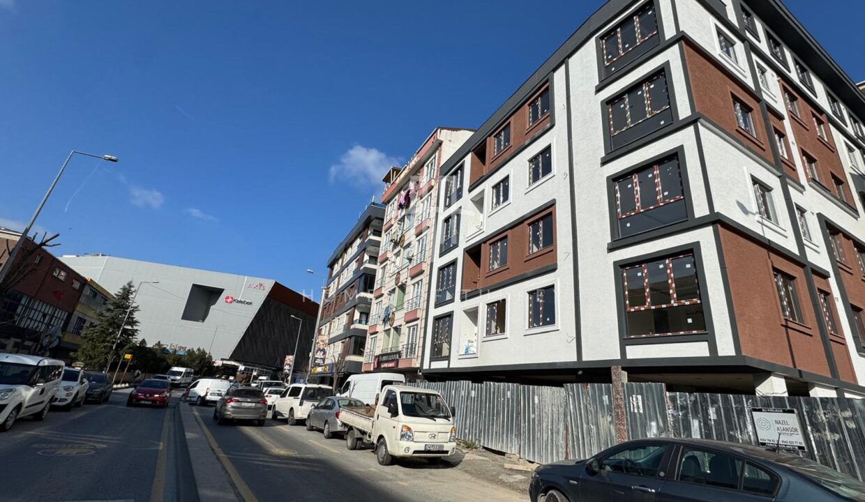 Flats for Sale in Kağıthane Center, Next to a Shopping Mall, in a Complex with Parking 2,