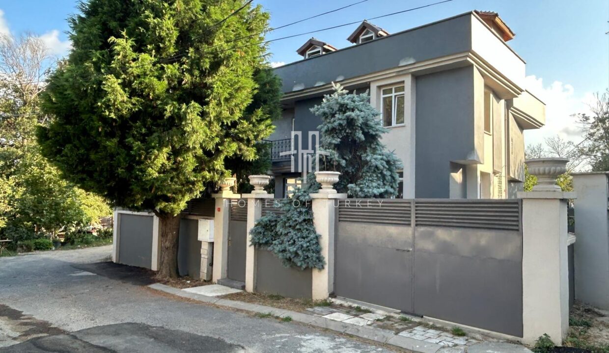 Triplex Villa For Sale In Sarıyer, Istanbul With Garden And Close To The Beach- 1