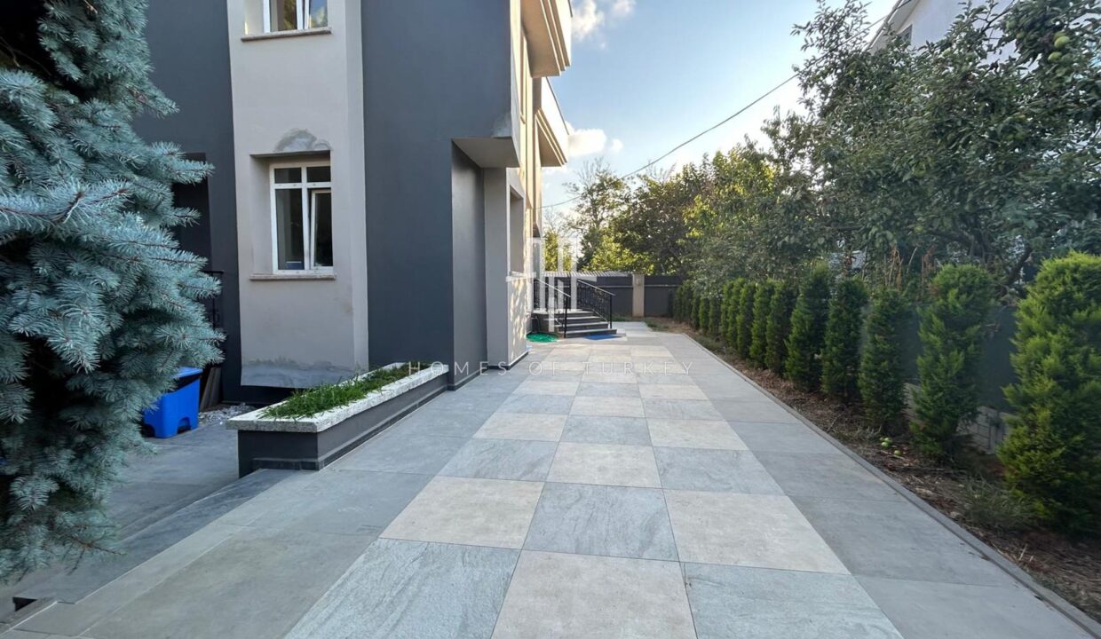 Triplex Villa For Sale In Sarıyer, Istanbul With Garden And Close To The Beach- 5,