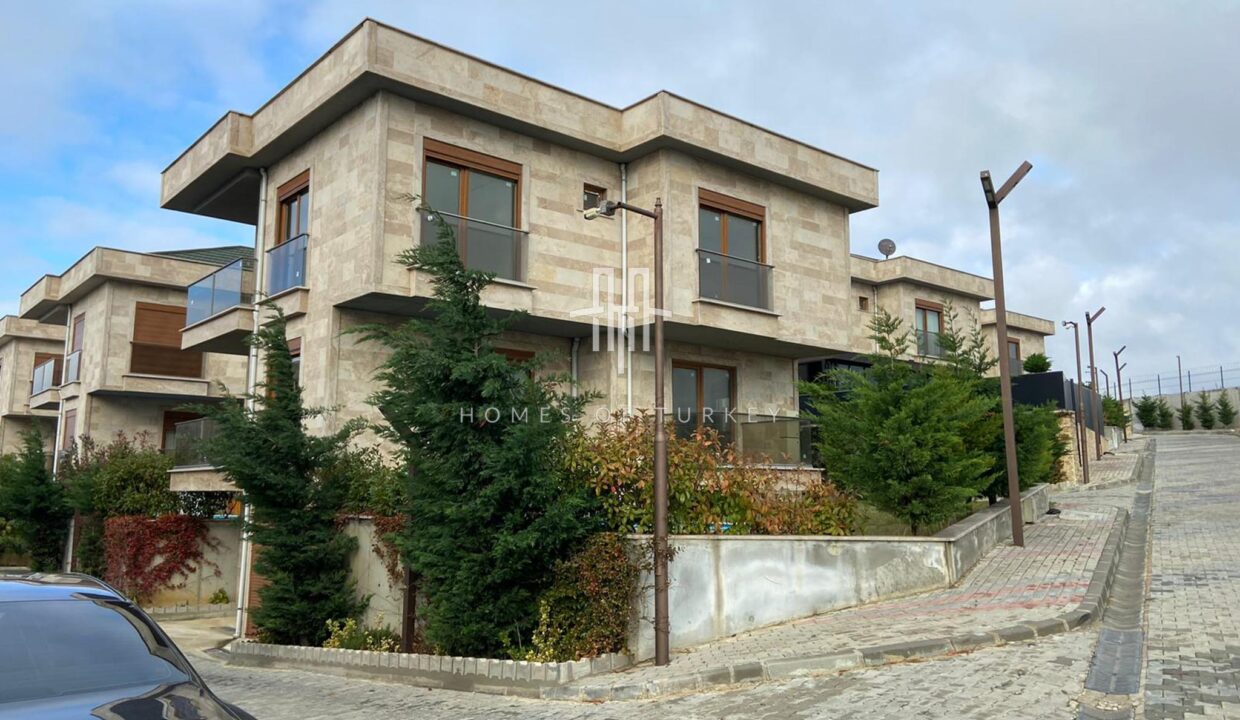 3+1 Triplex Villa For Sale in Büyükçemece in Istanbul Eligible For Citizenship- 1
